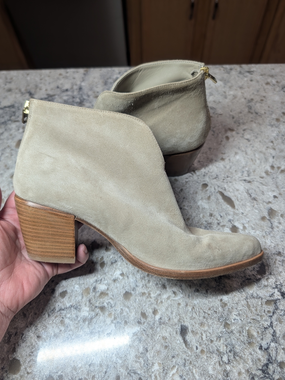 Vince Havana Notch Suede Ankle Booties Cashew Beige Tan Stacked Heel Size 9